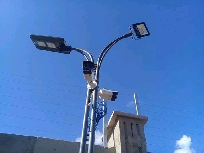 Lampadaire et caméra CCTV