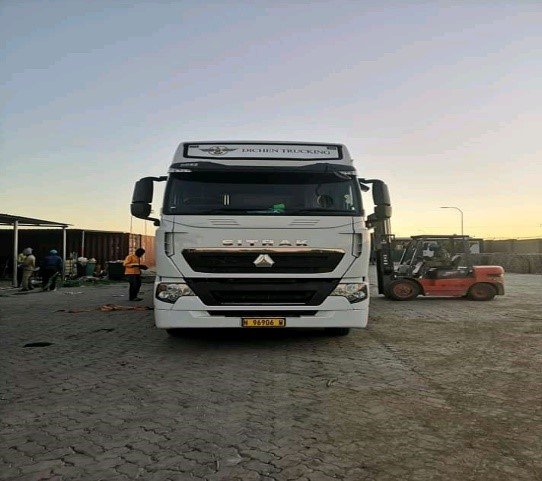 Tracteur PCB au crépuscule